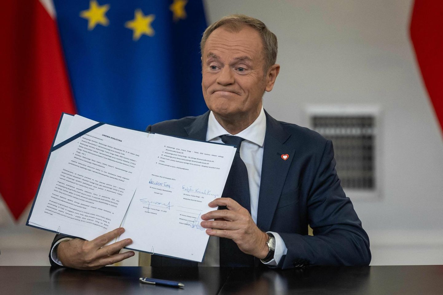 Kodanikeplatvormi liider ja tõenäoline Poola järgmine peaminister Donald Tusk poseeris uue võimuliidu lepinguga juba 10. novembril, aga praegu ei soostu eelmine valitsus veel ametist lahkuma.