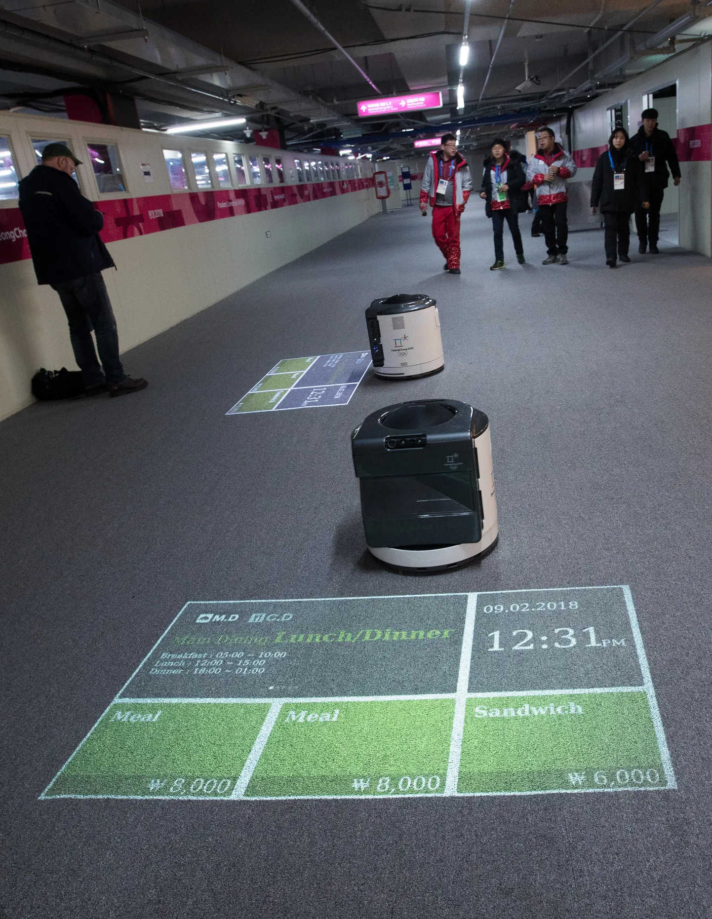 Pyeongchangi taliolümpiamängude meediaküla sööklas tervitavad hommikusööki – menüüs on nii Euroopa kui ka Korea toit – manustama siirduvaid ajakirjanikke koridoris ringi siiberdavad robotid, mis kuvavad põrandale erinevaid tähtsaid infokilde. Näiteks ilmateadet või uudiseid, antud juhul aga õhtul samas saalis avatava buffet-restorani menüüd ja hinnakirja. Miks? Sest paberkandjal menüü on nii 20. sajand.