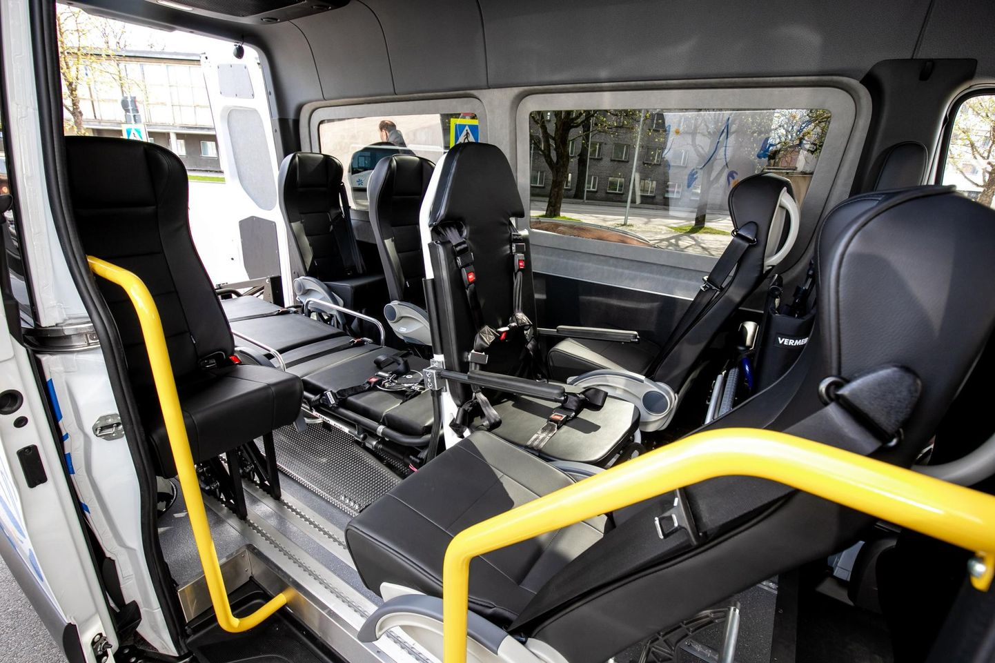 Seni on nõudepõhine ühistransport kasutusel olnud sotsiaalvaldkonnas. Invasõidukiks ümber ehitatud bussis saab sõita ka ratastoolis inimene.