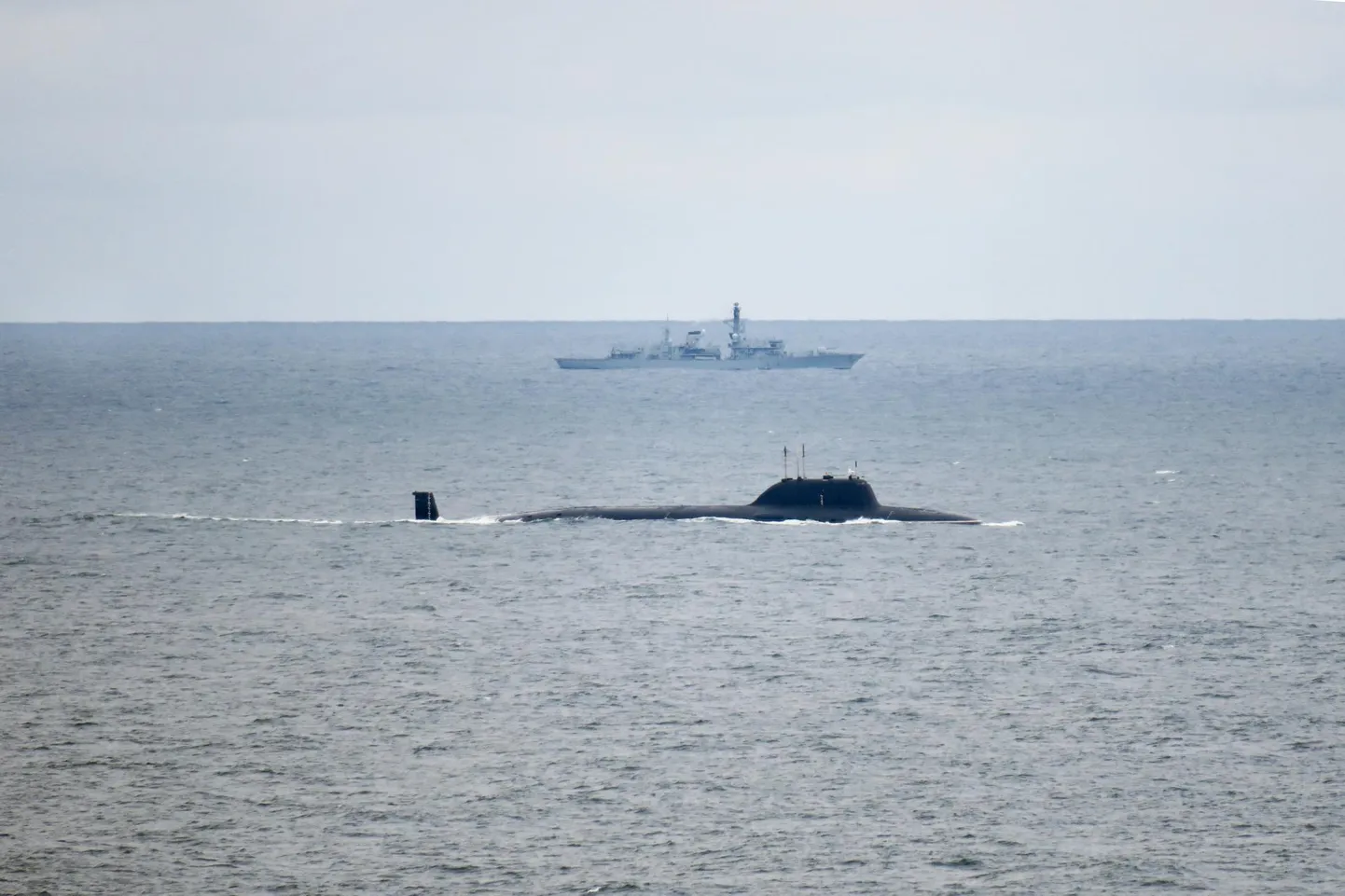 Британский военный корабль сопровождает российскую подводную лодку.