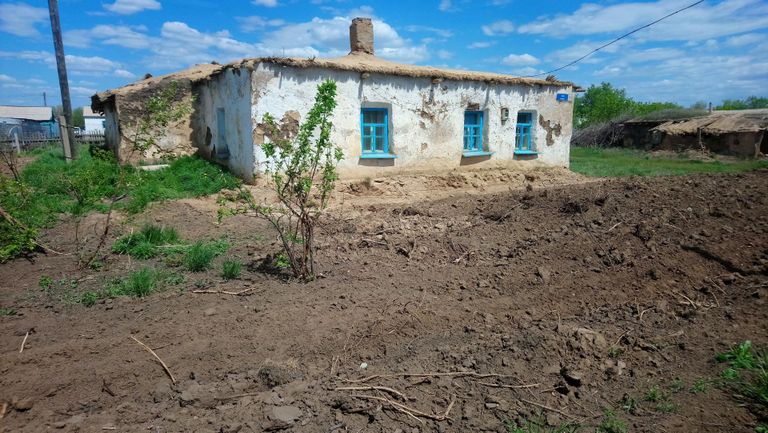 Eestlaste ehitatud savitekkistest maja Petroski külas Põhja-Kasahstanis.