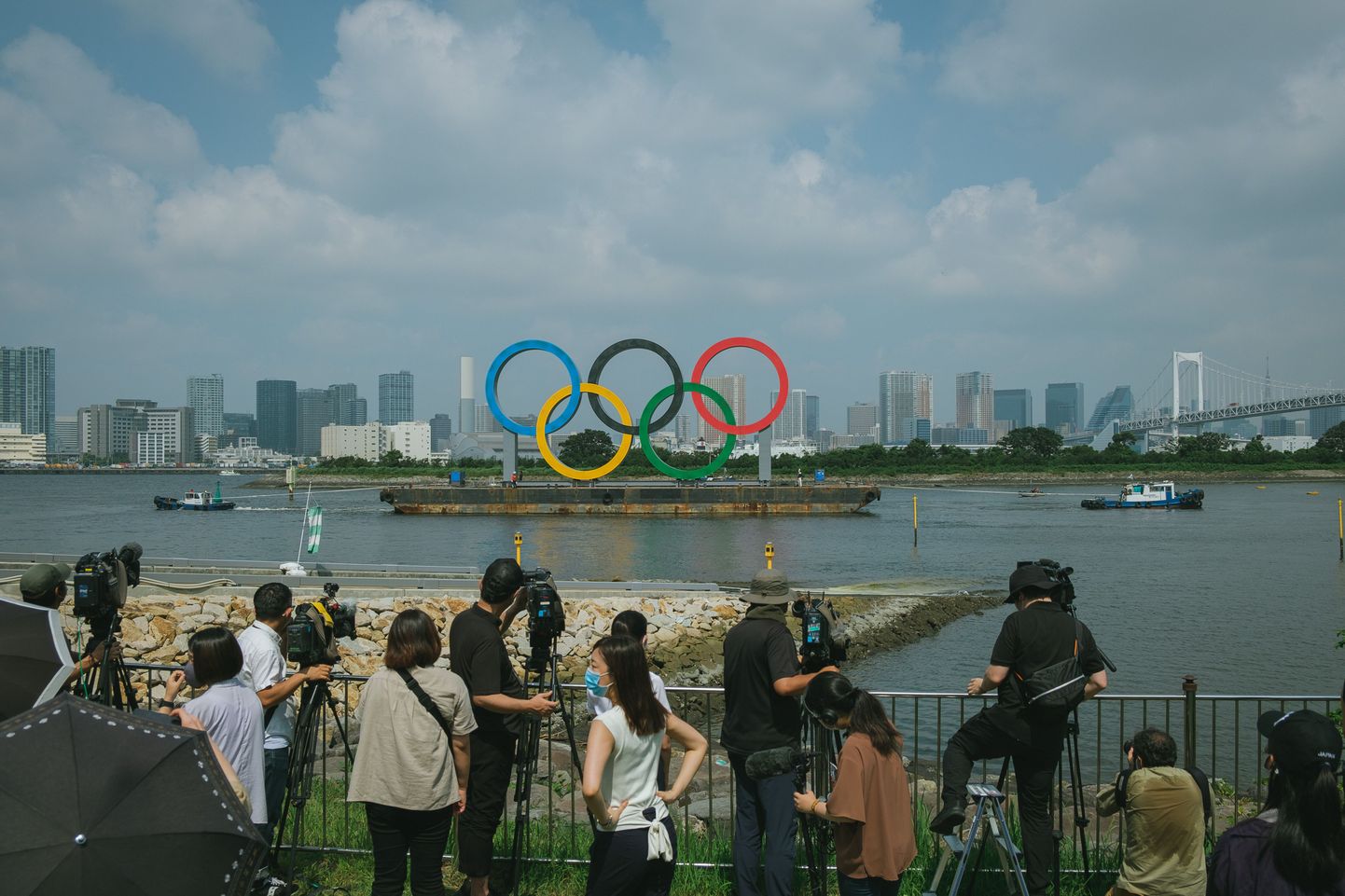 Олимпийские кольца на Токийском заливе.