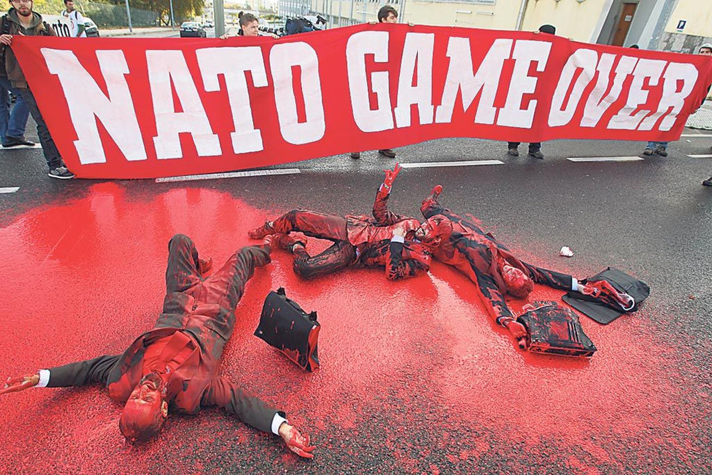 NATO-vastaste plakat teatab, et mäng on läbi.