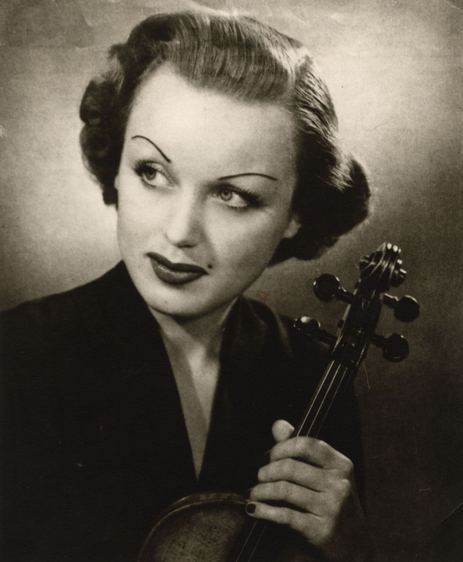 Eesti viiuldaja Evi Liivak nooruse hiilgeaegadel, 1940. aastate lõpus või 1950. aastate alguses. Ta esines ühtekokku 35 riigis.
