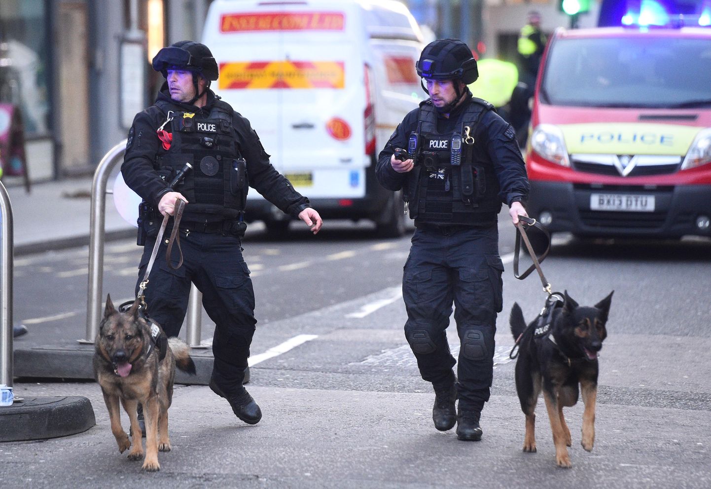 Politseikoerad ja koerajuhid rünnaku järel London Bridge'i lähistel.