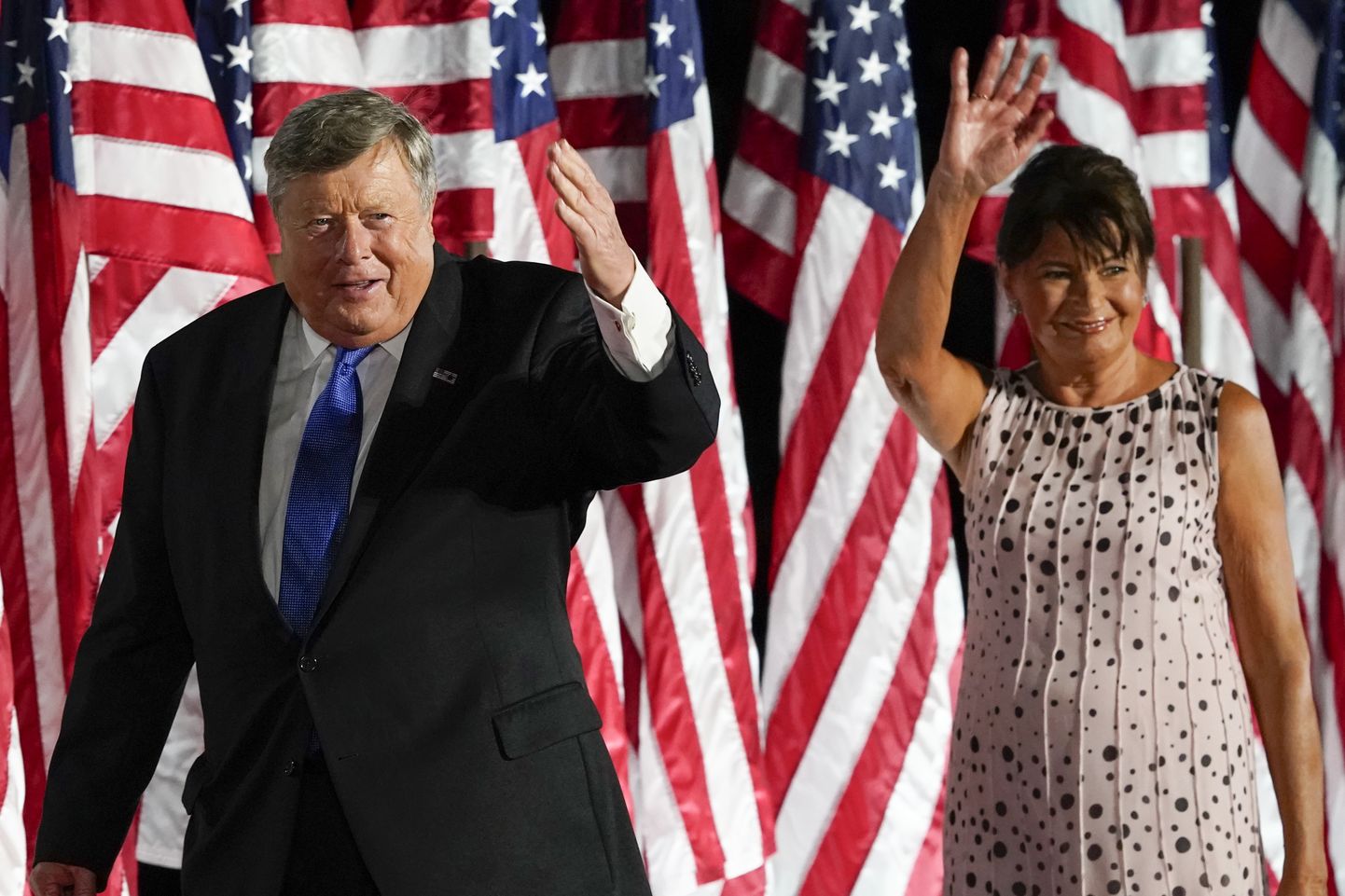 Melania Trumpi vanemad Viktor Knavs ja Amalija Knavs 27. augustil 2020 Washingtonis Valges Majas pärast president Donald Trumpi kõnet kohalolnutele lehvitamas