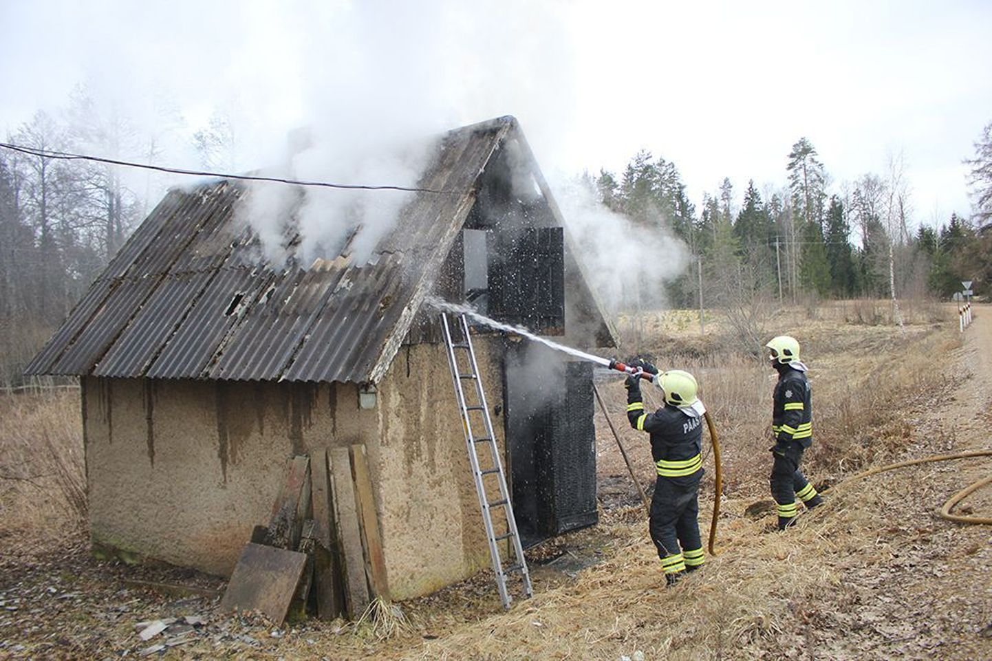 Mullu 3. aprilli õhtul tuli päästjatel sõita Holdresse kustutama Rein Järlovile kuuluvat sauna. Järgnes veel mitu kahtlast põlengut.