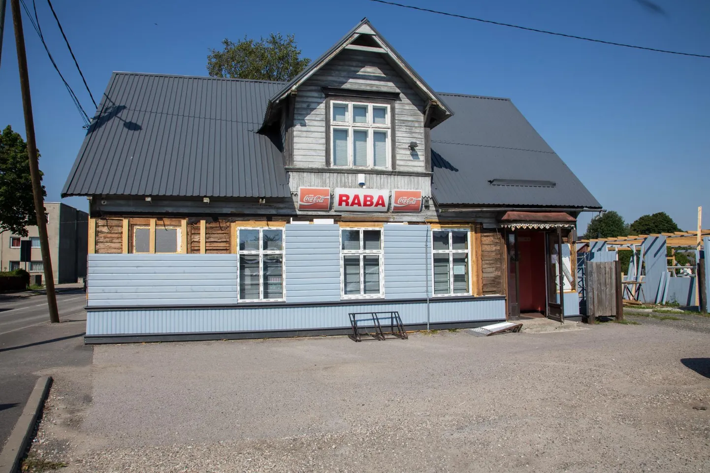 Peale puitvoodri, katuse, soojustuse värskenduse ja selle, et paigaldatakse aknad, kerkib hoovi väike kuurilaadne ehitis.