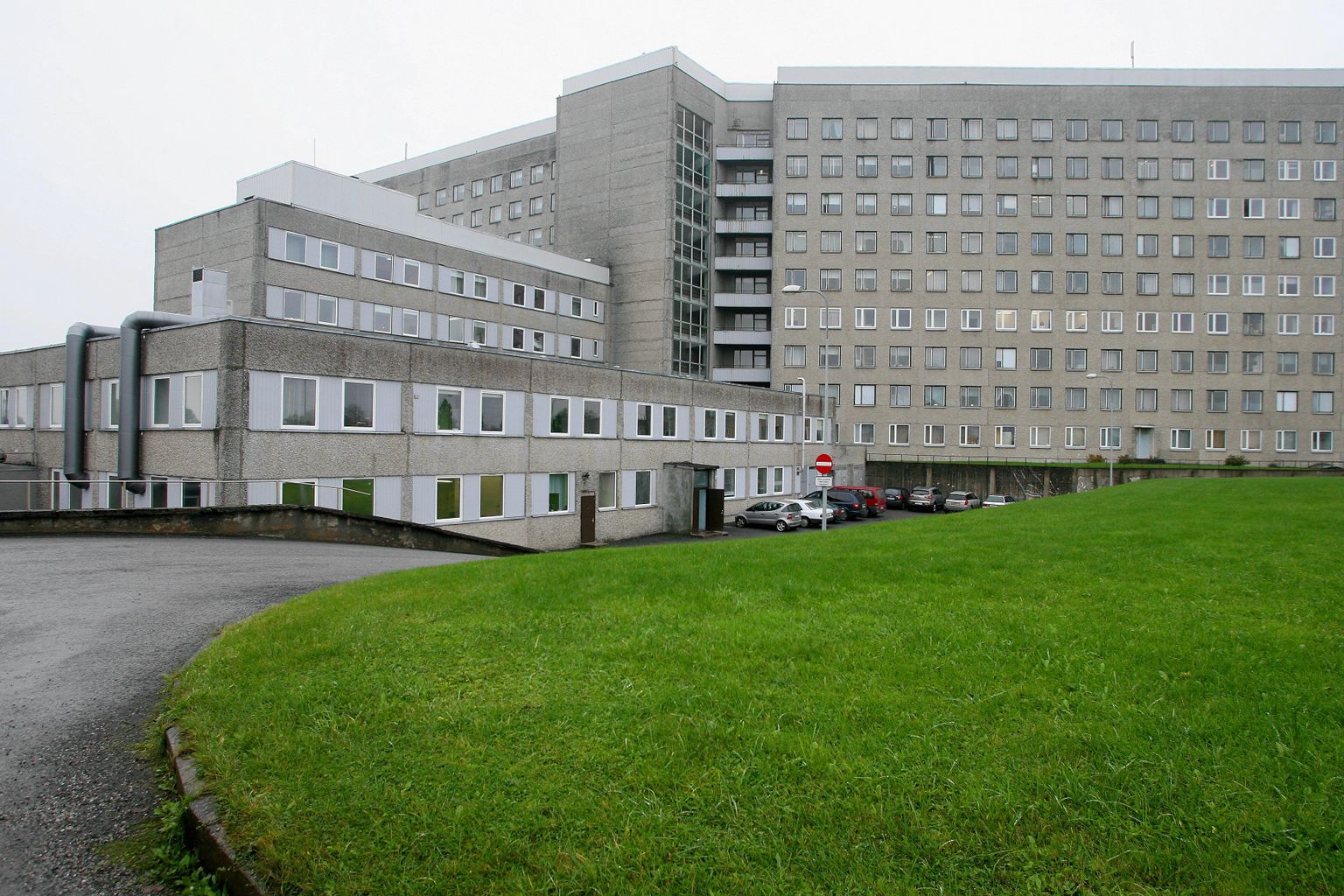 Viljandi haigla on maakonna jaoks liiga suur, nii näiteks  B-korpuse  üheksas korrus seisab praegu tühjana.