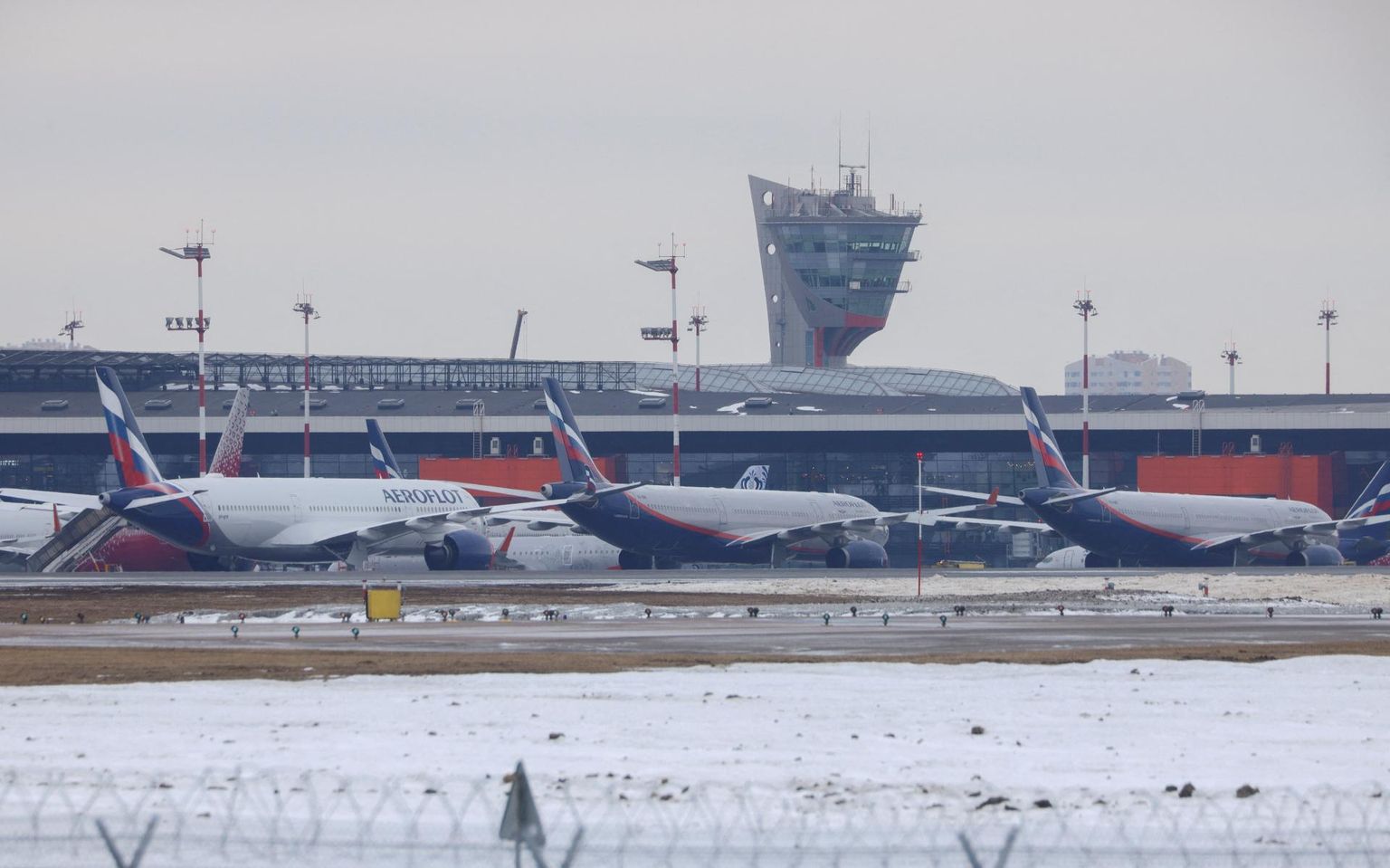 Aerofloti lennukid Moskva Šeremetjevo lennuväljal. Lennujaam on juba pidanud ühe terminali lendude vähenemise tõttu sulgema. 