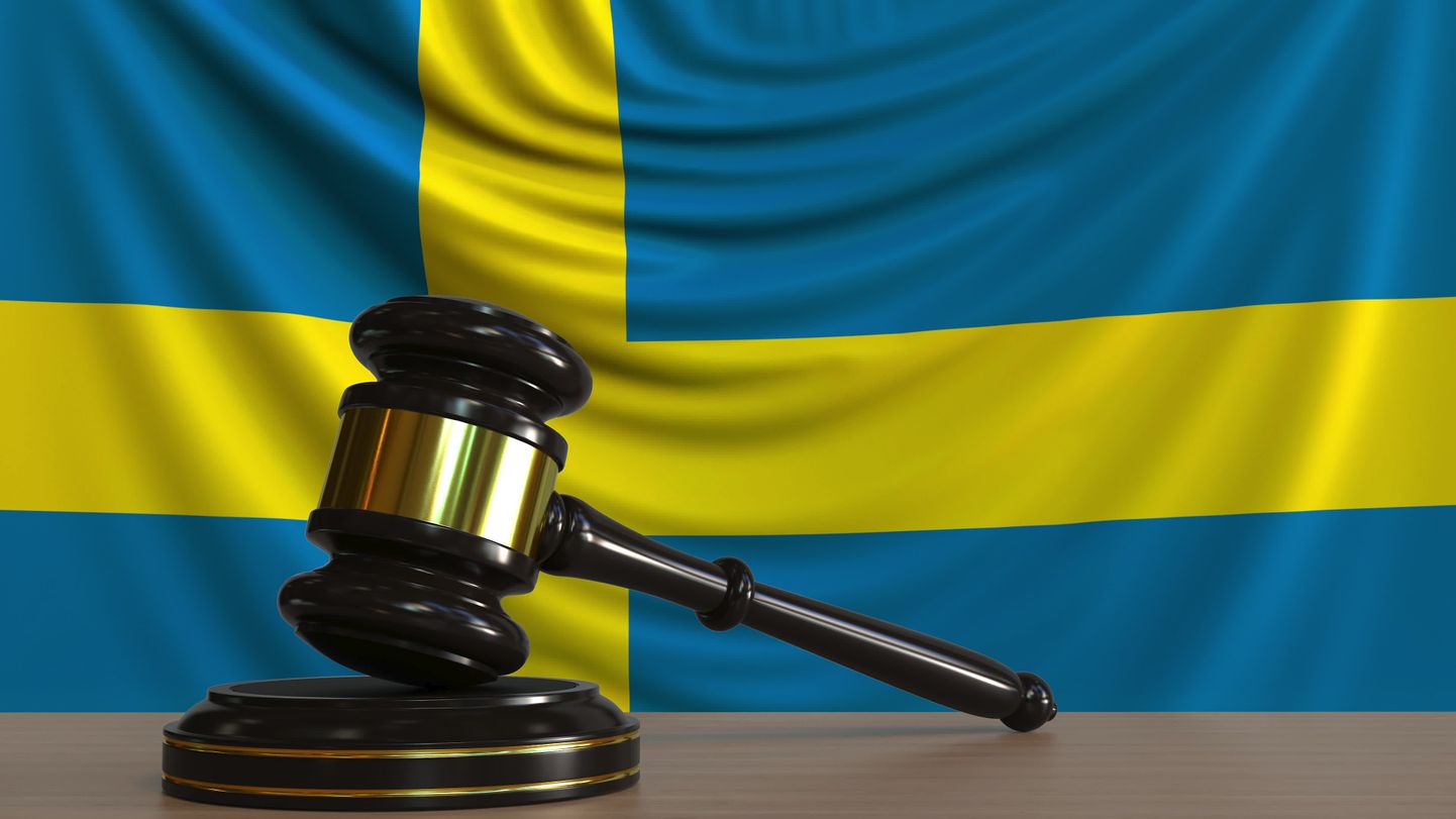 Rootsi lipp ja kohtuniku haamer. Pilt on illustreeriv
