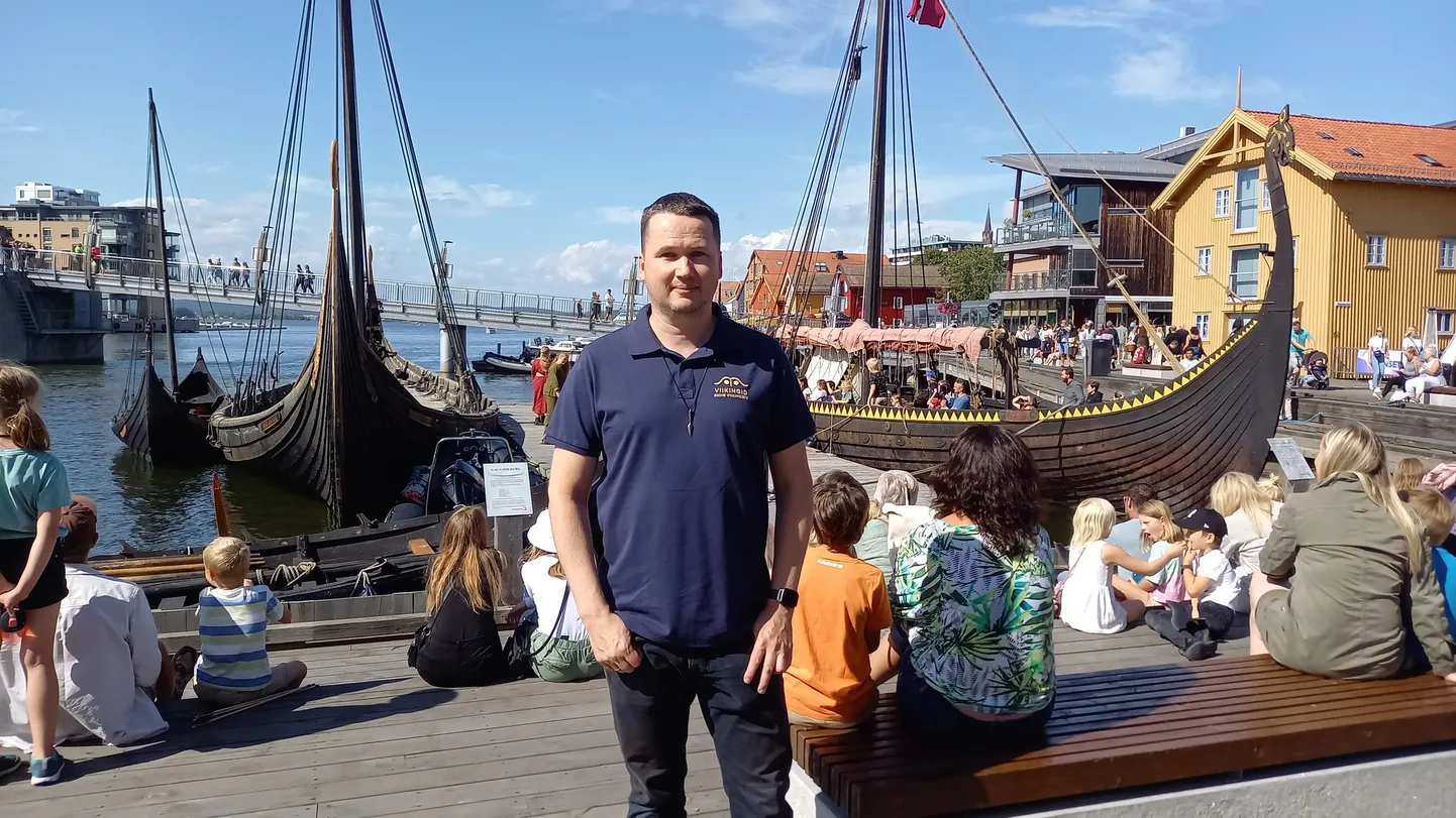 Priit Kivi Norras Tønsbergis Osebergi laevakoopia taustal 12. augustil 2023.