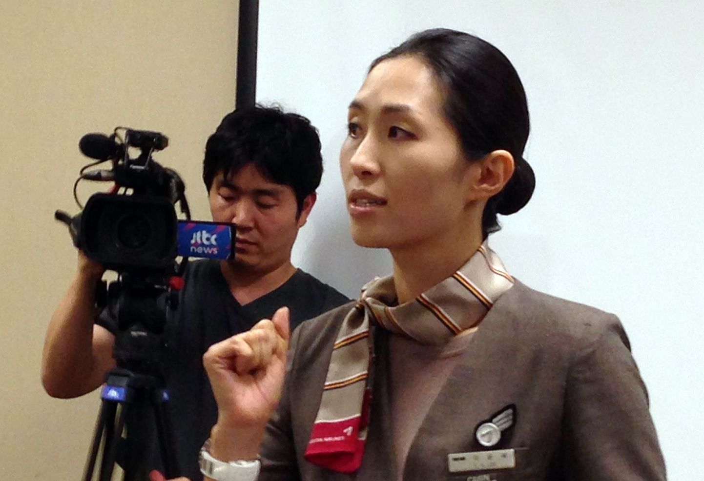 Lennukist viimasena lahkunud Lee Yoon Hye rääkis pressikonverentsil kogu meeskonna vaprast tegutsemisest reisijate abistamisel.