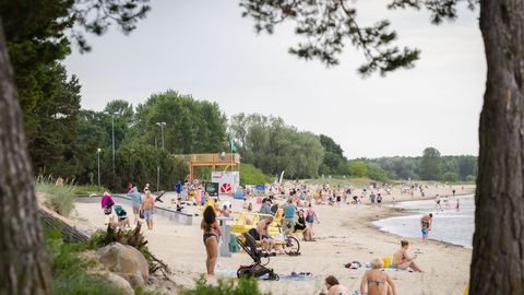 FOTOD JA VIDEO ⟩ Pilvine ilm ei peletanud rannalisi: Stroomi ja Pirita rand Tallinnas täitusid suvenautijatega