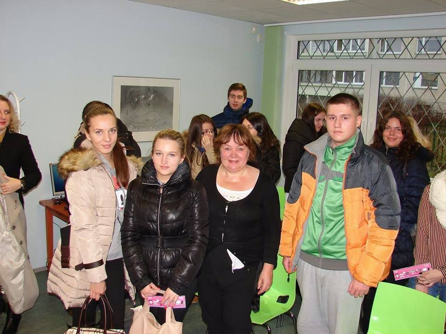 Eesti kirjanik ja filmirežisöör Imbi Paju käis kolmapäeval Lasnamäel Laagna raamatukogus kohtumas vene keelt emakeelena kõnelevatele gümnaasiumiastme noortega.