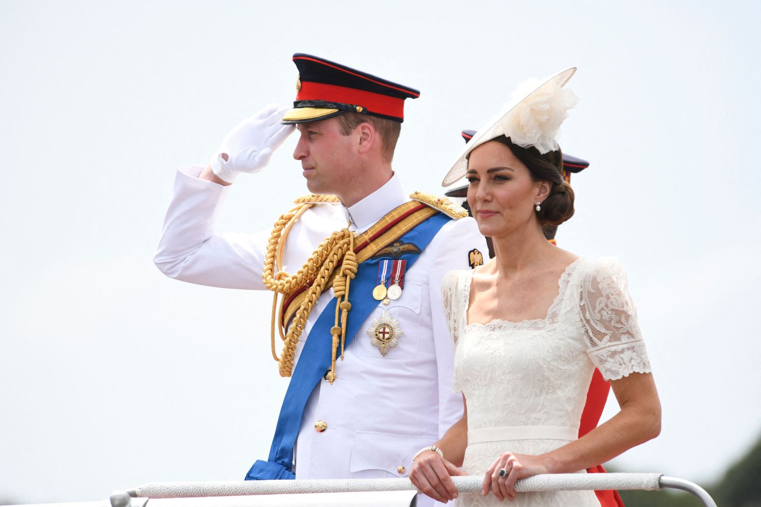Walesi prints William ja printsess Catherine 2022 suvel Jamaical sõjaväeparaadil.