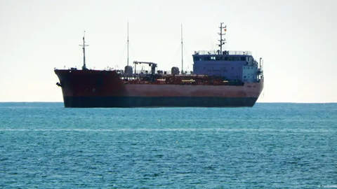 Лазейки в санкциях позволяют латвийским компаниям продолжать обслуживать "теневой флот" России