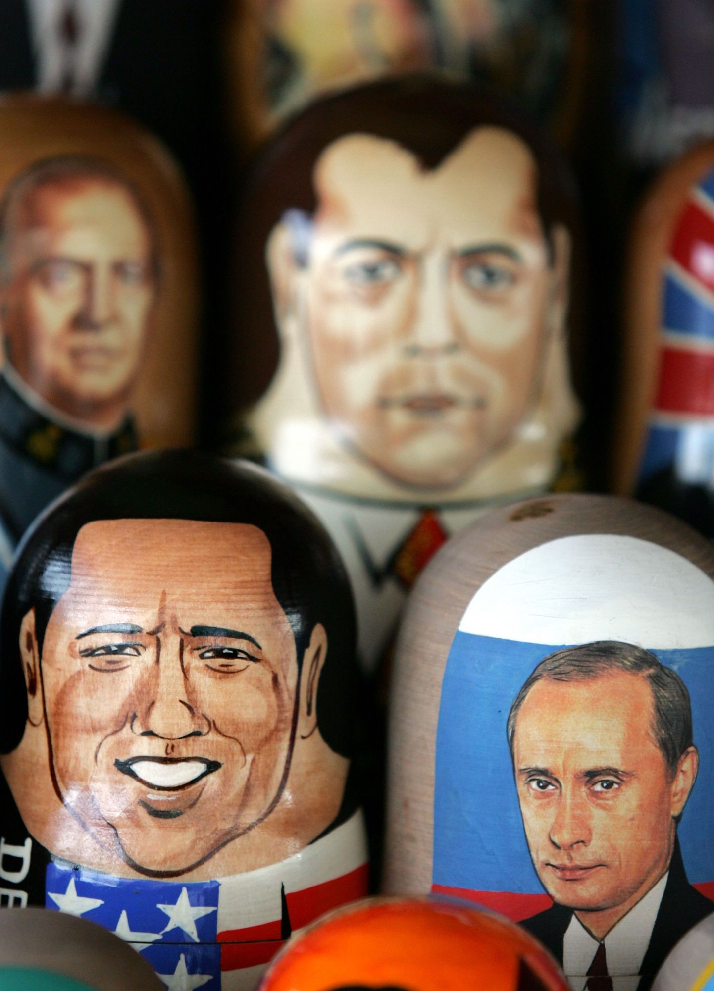 USA presidendivalimised võitnud Barack Obama ja Venemaa peaministri Vladimir Putini matrjoškad Moskvas.