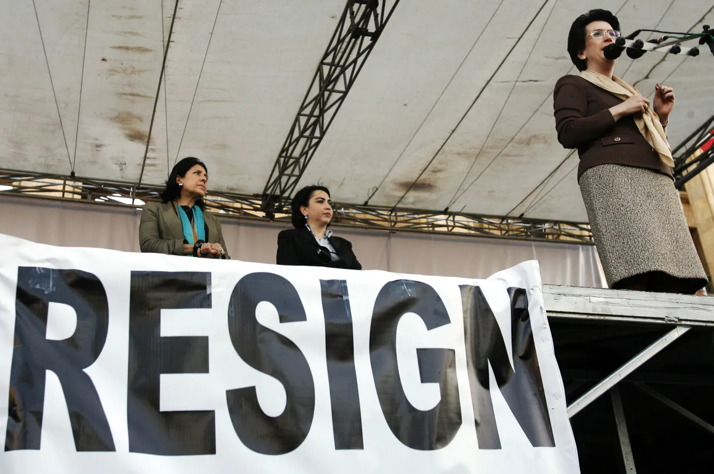Gruusia kolm kuulsat naispoliitikut. Vasakul tänane president Salome Zurabišvili, keskel Eka Beselia ja paremal endine presidendi kohusetäitja Nino Burjanadže protestimiitingul 2009. aastal.