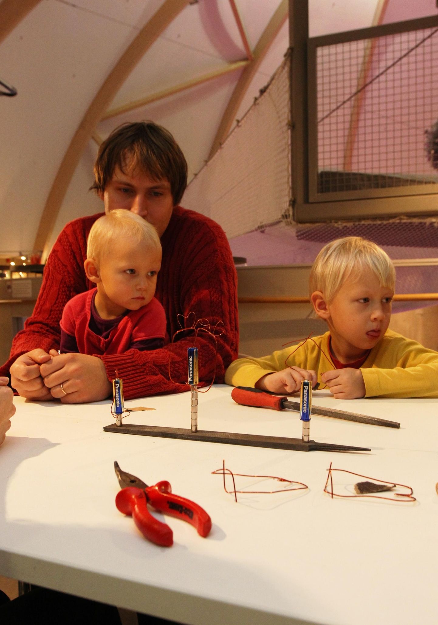 Teaduskeskuses Ahhaa toimus isadepäeva raames mitmeid töötubasid. Pildil Kaarel Vaidla koos laste Erna Vaidla (Kaarli käte vahel) ja Paul Vaidlaga elektrimootori töötoas.