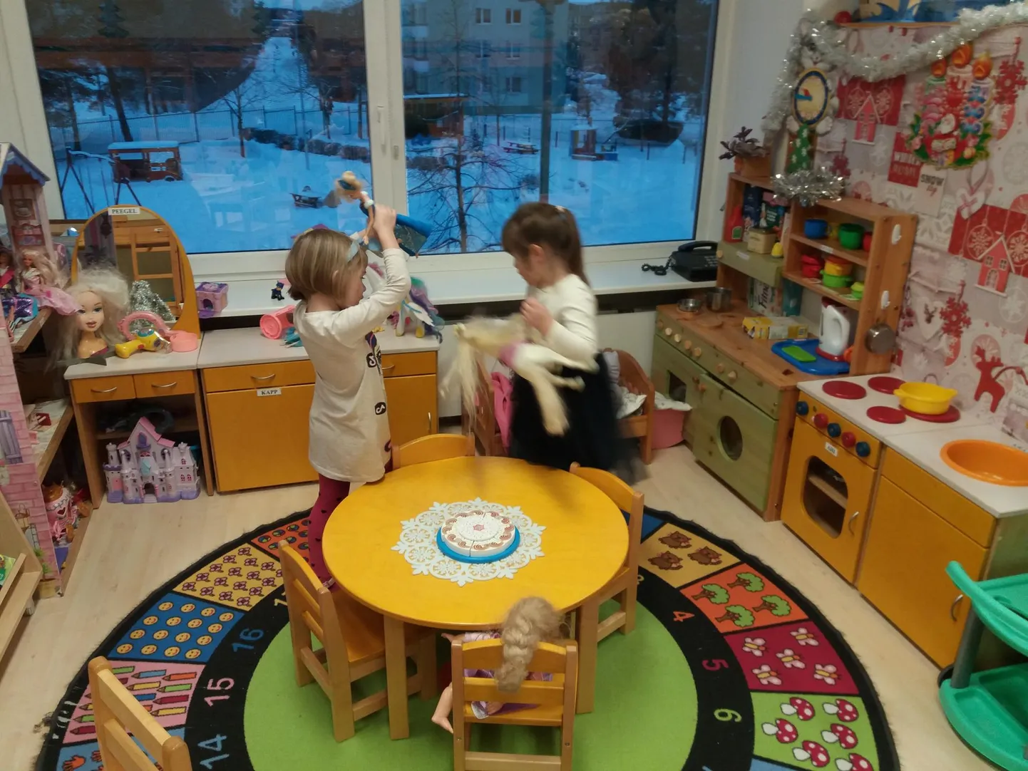Tüdrukud Tallinna lasteaia Delfiin mängunurgas integreerumas või intrigeerimas.