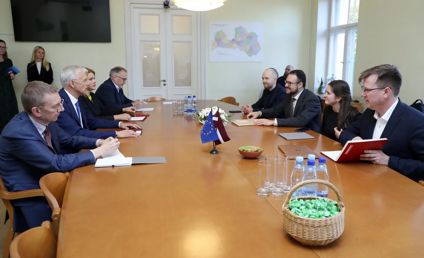 Partijas "Jaunā vienotība" pārstāvji un "Progresīvie" pārstāvji
