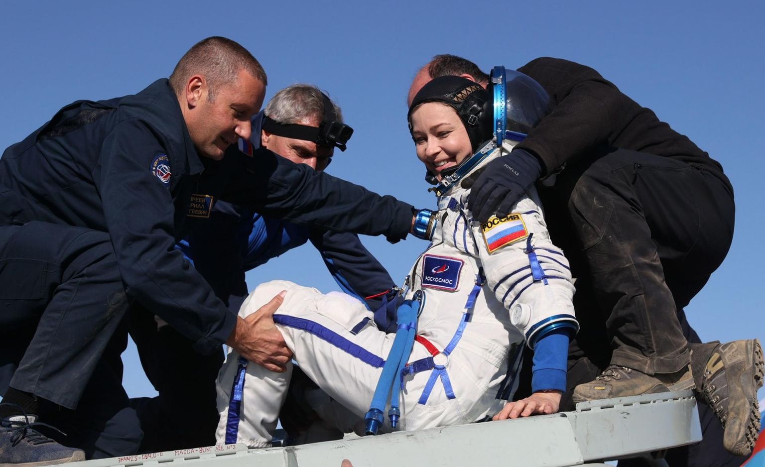 Kosmosest naasnud Julia Peresild eilse maandumise järel. 