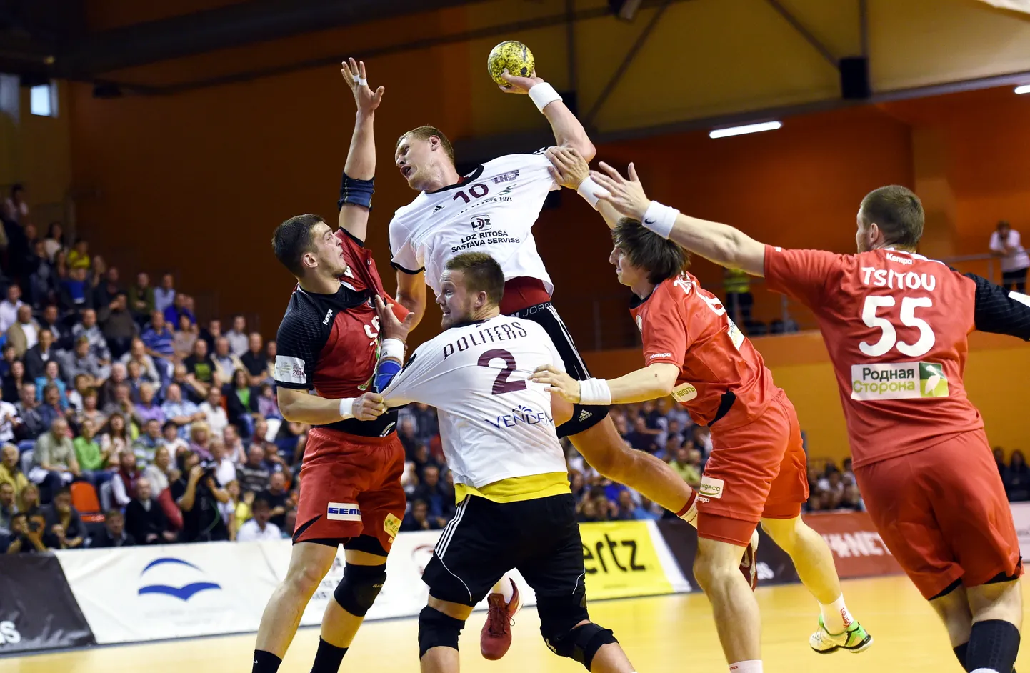 Latvijas handbola izlases līderis Dainis Krištopāns uzbrukumā ar bumbu