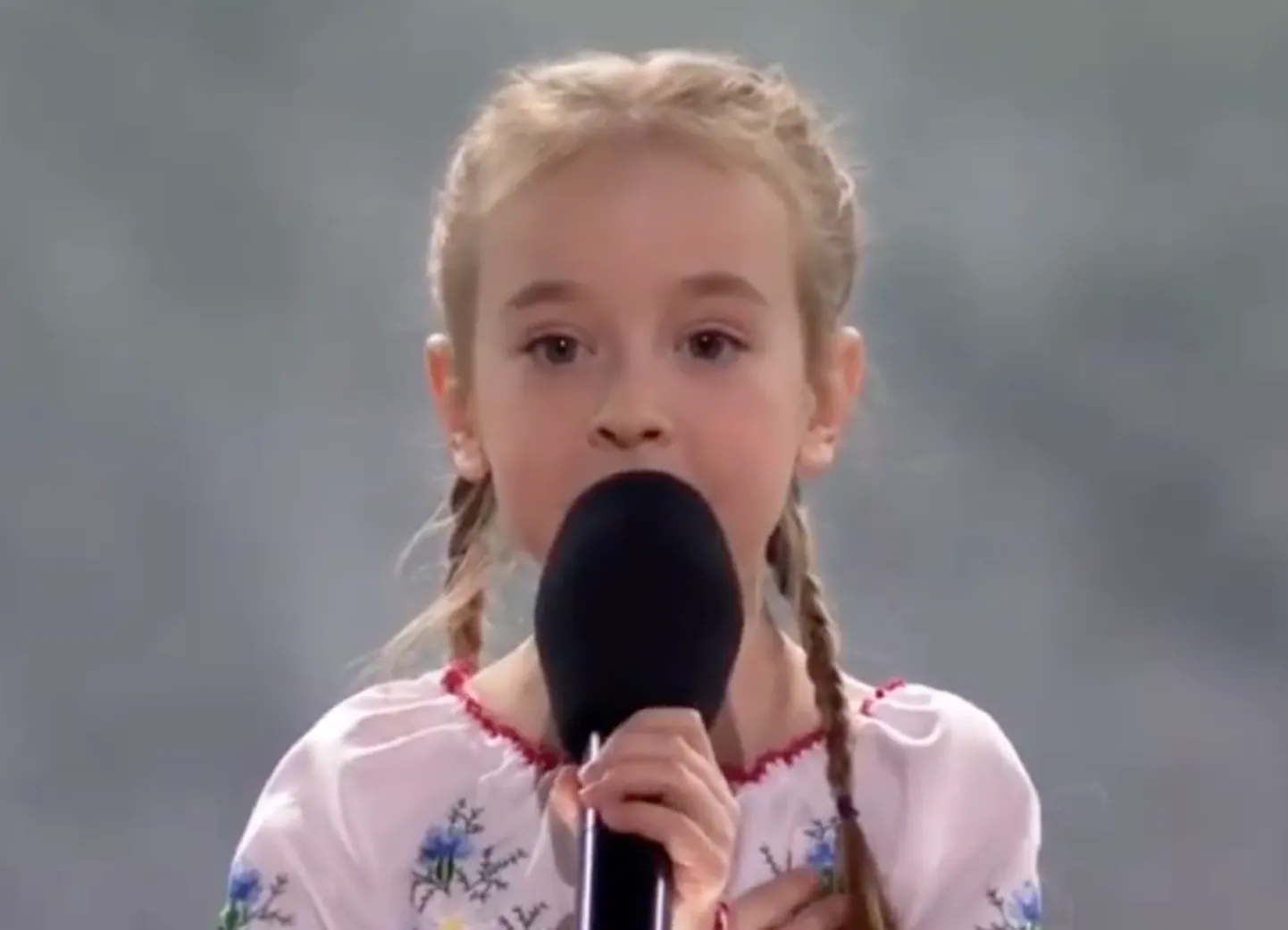 Seitsme-aastane Ukraina tüdruk esines Poolas.