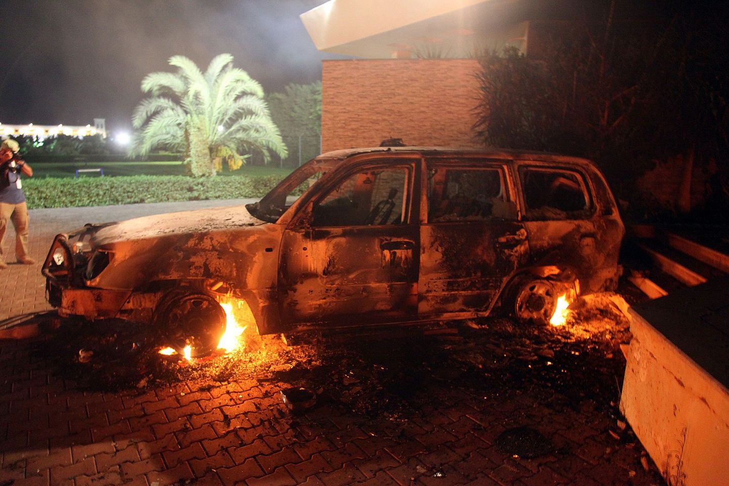 Põlev auto USA diplomaatilise esinduse territooriumil Banghazis Liibüas.