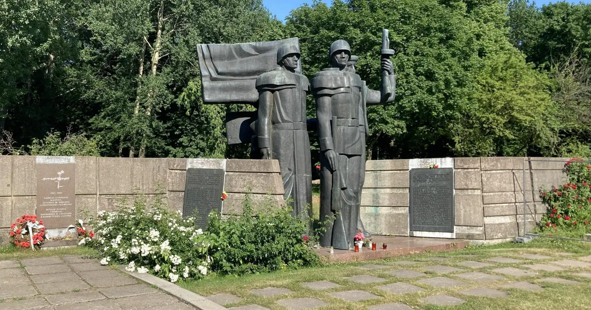 REPORTAAŽ ⟩ Leedu läänekantsis käib tants punasõdurite hauaplatsi ümber