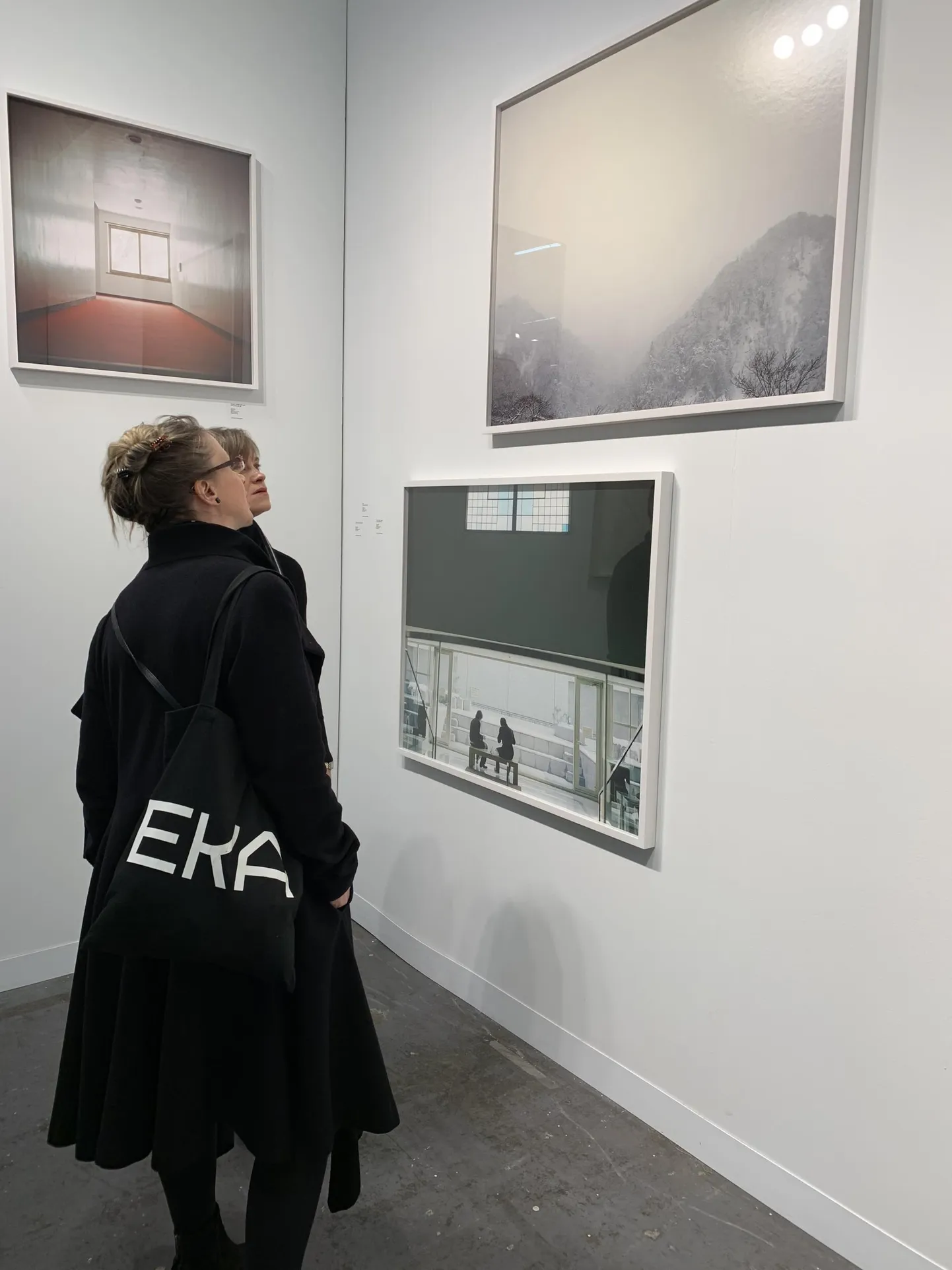 Krista Mölderi fotokunsti vaatavad New Yorgi kunstimessil Maarja Kangro ja Kirke Kangro.
