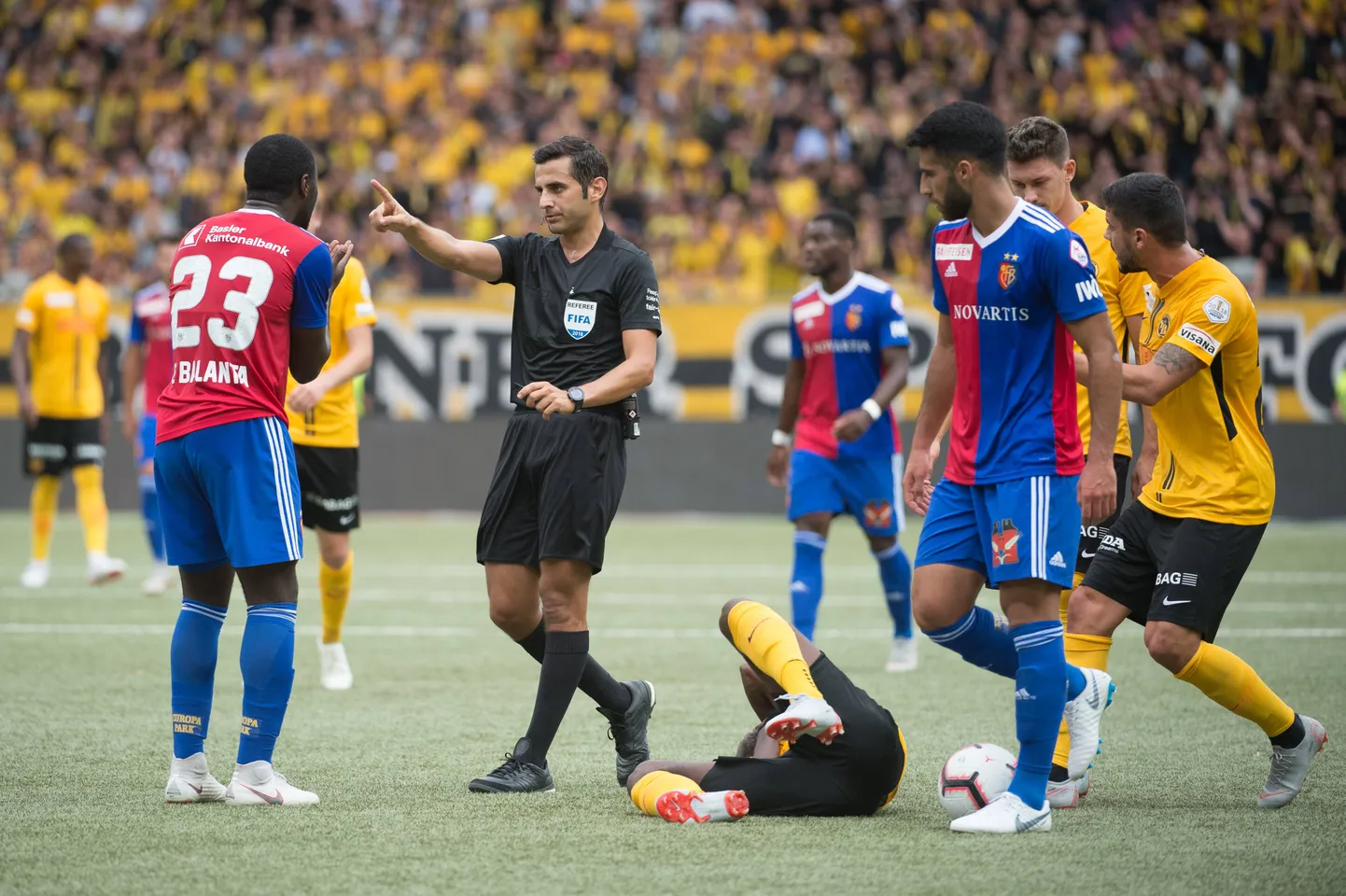 Fussball - BSC Young Boys - FC Basel Bern, 23.09.2018, Fussball Super League, Saison 2018/2019, BSC Young Boys - FC Basel, Schiedsrichter Fedayi San im Gespr