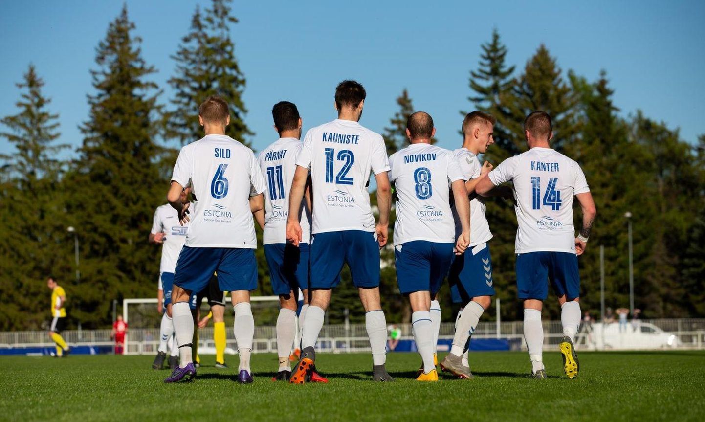 Pärnu jalgpalliklubi meeskond pääseb tippliigades toimunud vangerduste tõttu algavaks hooajaks tagasi esiliigasse, kust mullu välja kukuti.