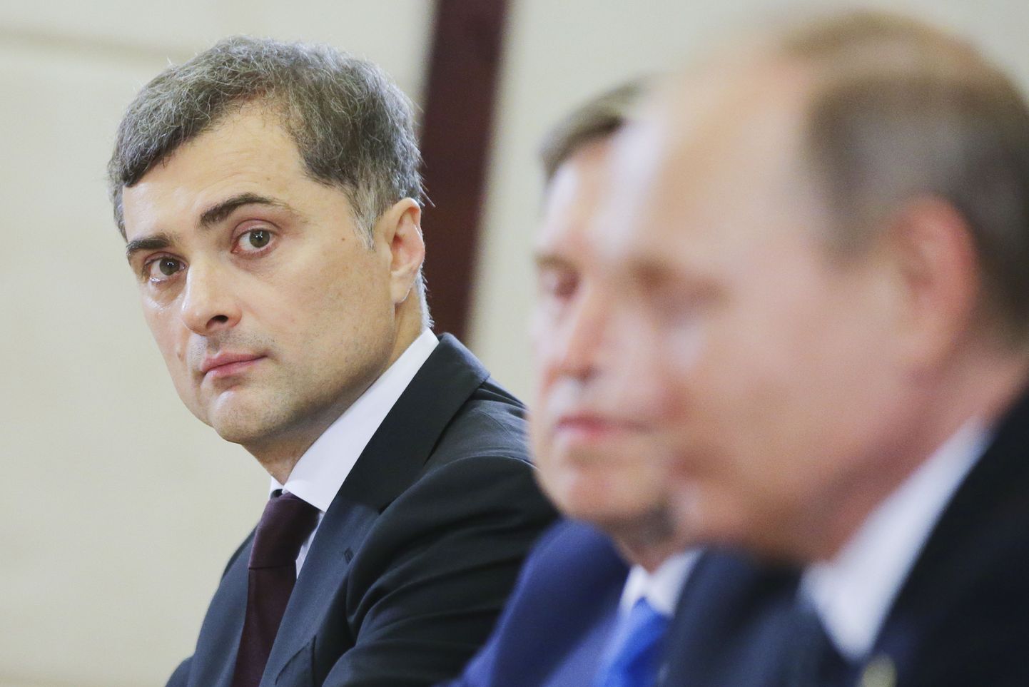 Vene presidendi nõunik Vladislav Surkov selle kuu algul Vladimir Putiniga kaasas visiidil Hiinas - sanktsioonid sinna reisimist ei takista.