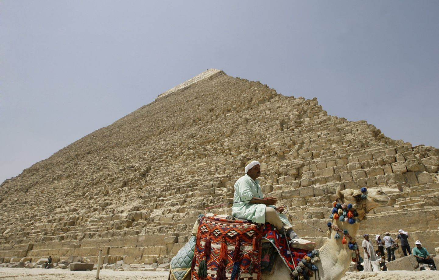 Suveniiriärikad ja kaamelisõidu pakkujad peavad sügisel Giza püramiididest eemale kolima.