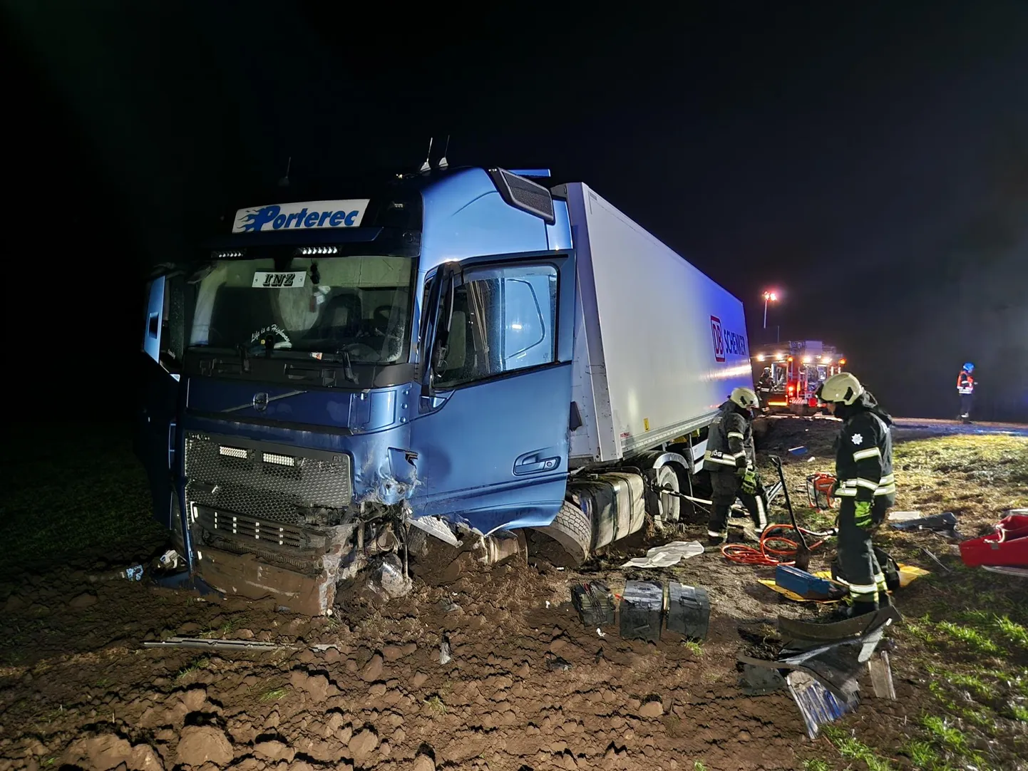Esialgsetel andmetel kaldus sõiduauto Tallinna-Tartu maantee 115. kilomeetril vastassuunavööndisse ja põrkas kokku rekaga.