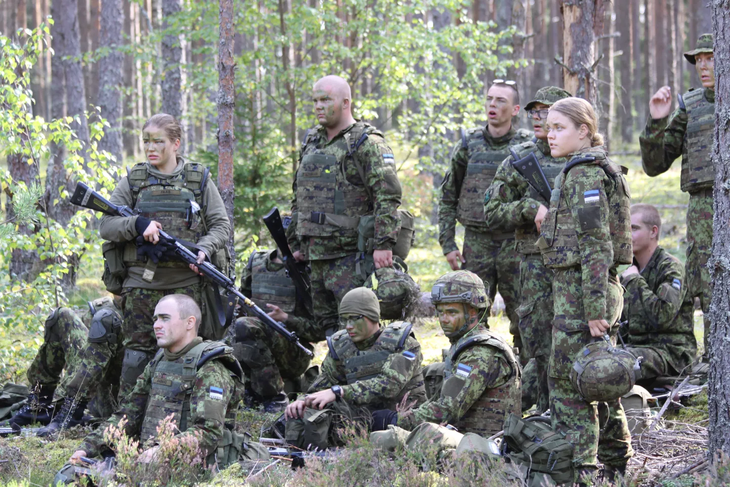 Ajateenijad peavad viiruseriskide väeosadesse jõudmise vältimiseks jääma selleks nädalavahetuseks kasarmurežiimile.