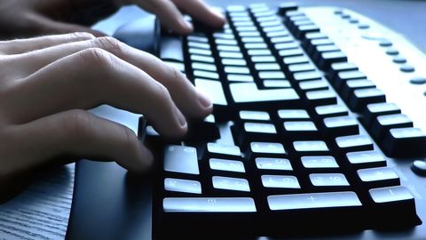 Полиция предупреждает о направленных против детей сексуальных преступлениях, совершаемых в кибер-пространстве