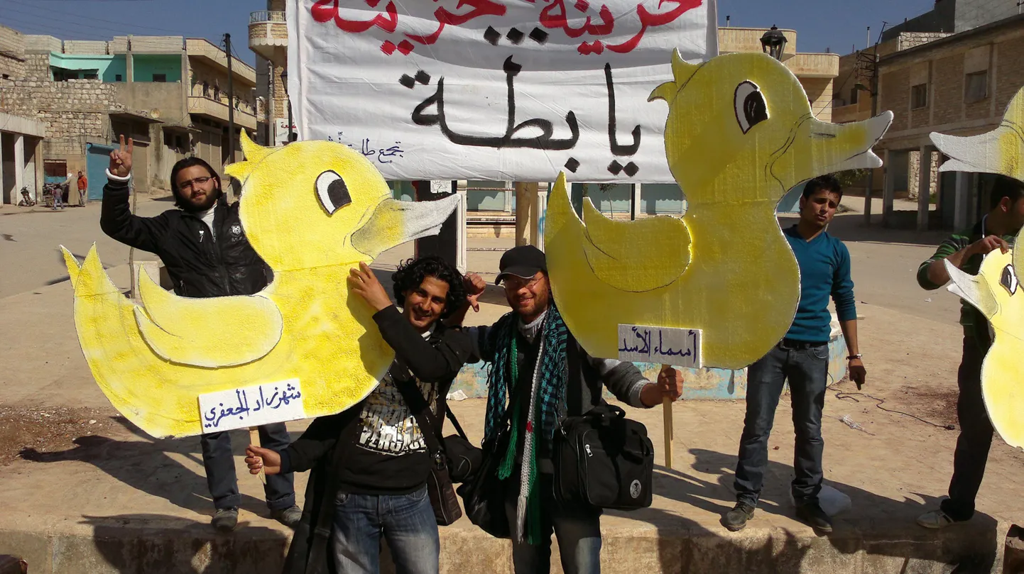 Kollaste partidega varustatud Süüria režiimi vastased protestijad.
