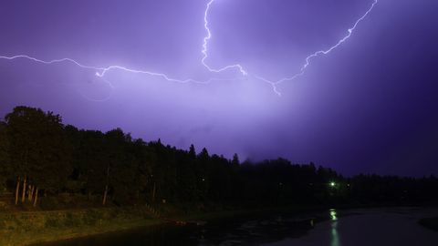 Naktī vietām ducinās pērkons