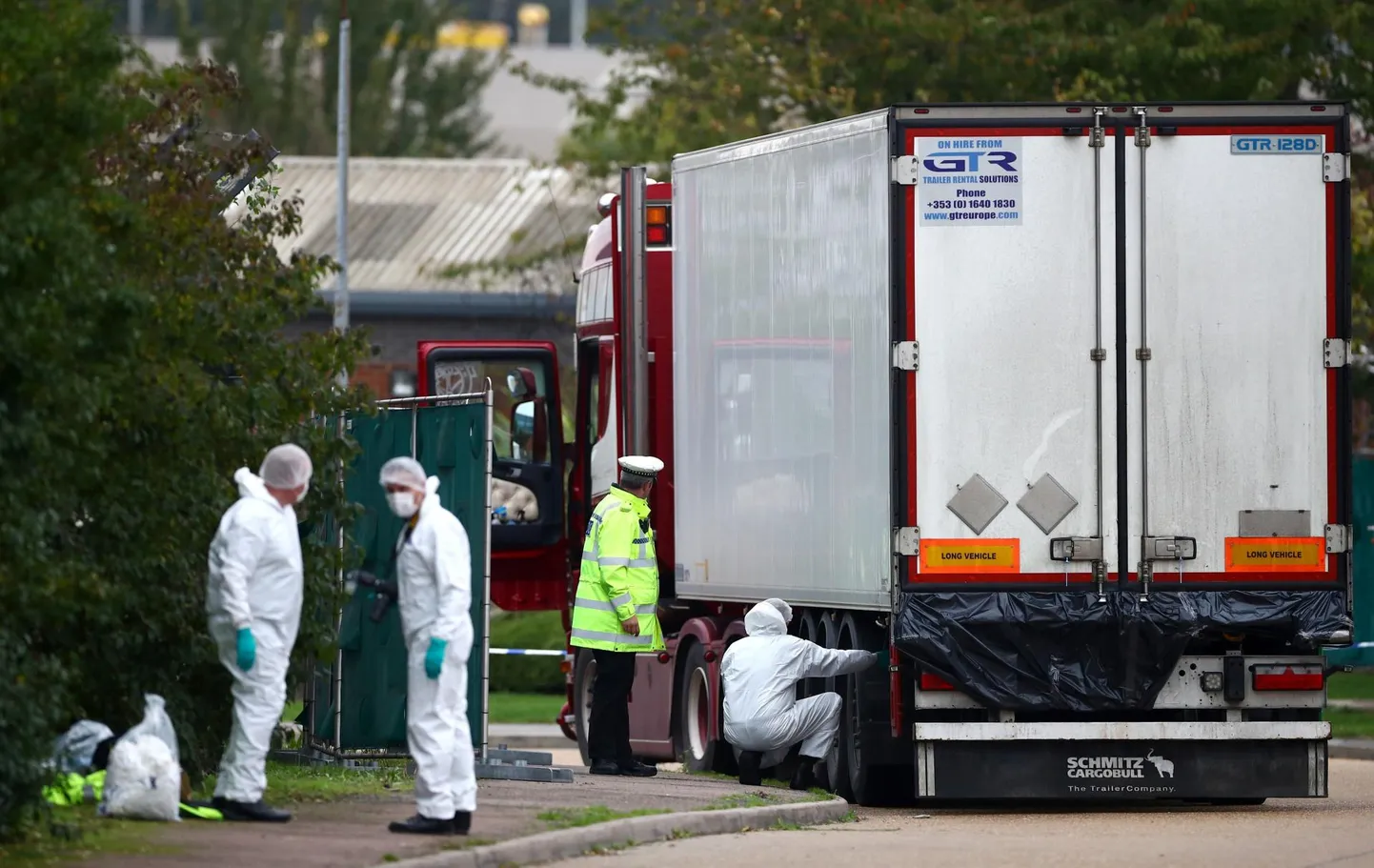 Essexi politsei veoki juures, kust avastati 39 surnukeha.