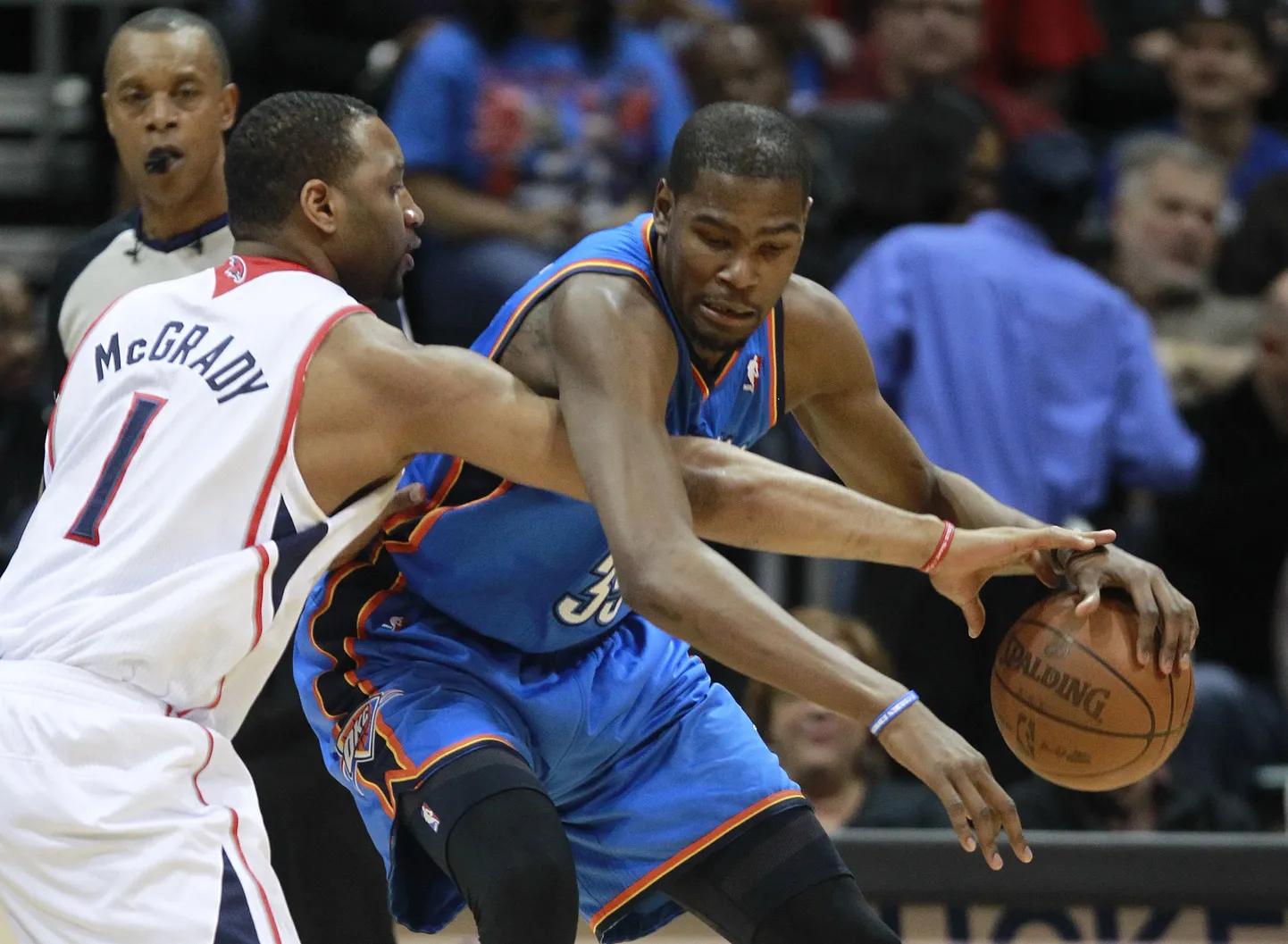 Tracy McGrady (vasakul) mängimas Oklahoma City Thunder tähe Kevin Duranti vastu.