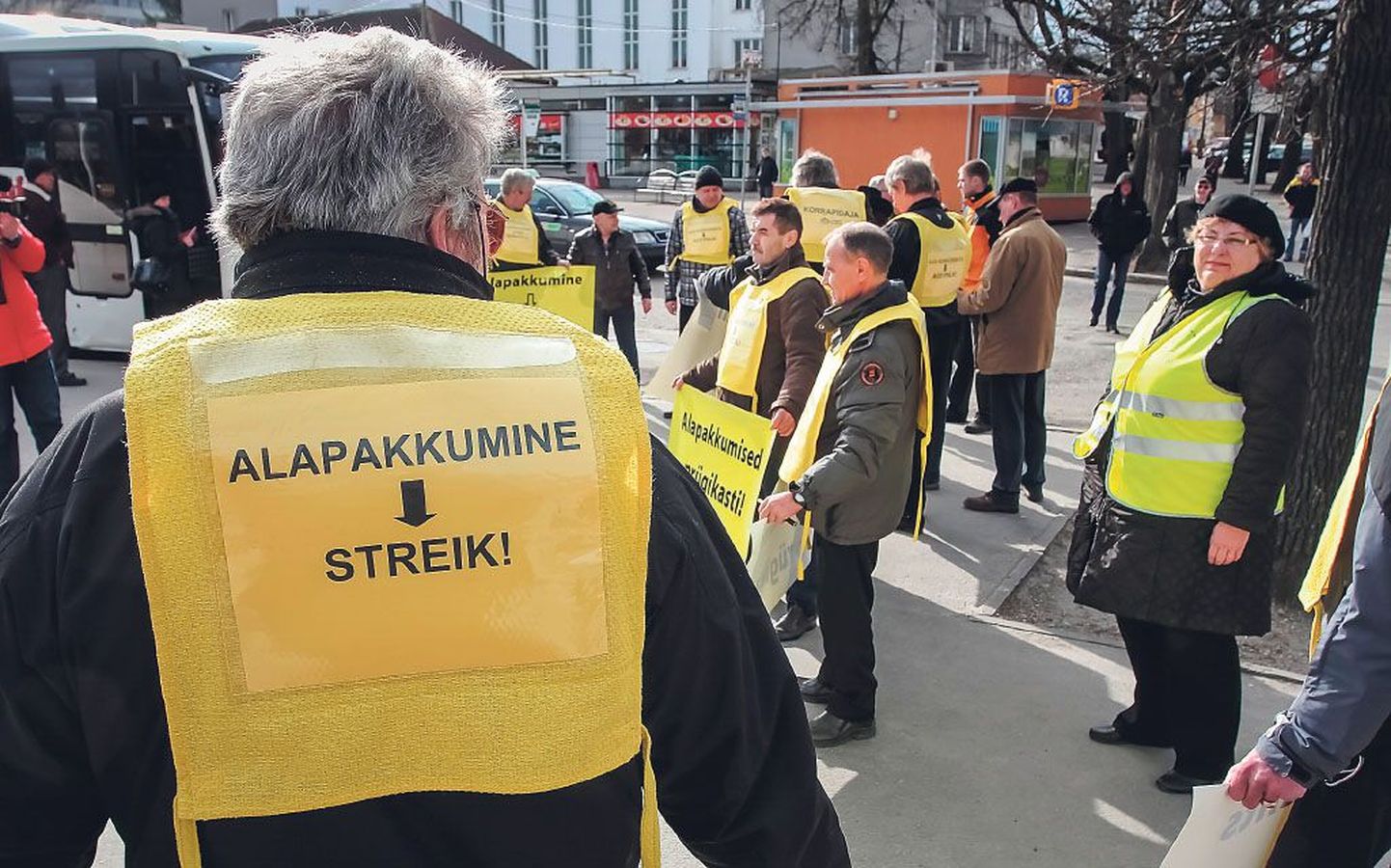 Eile Pärnust Tallinna sõitnud inimesed imestasid, kui väikese palga eest bussijuhid tööd peavad tegema.