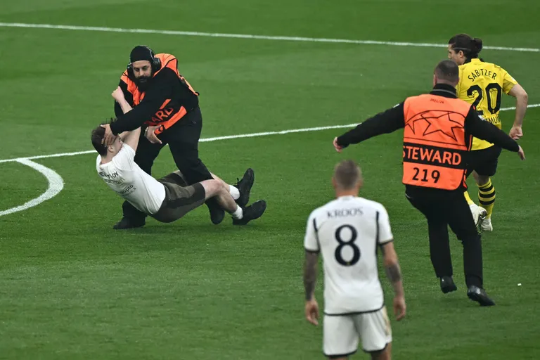 Dortmundi Borussia poolkaitsja Marcel Sabitzer tuli samuti appi, et jooksikud maha murda.