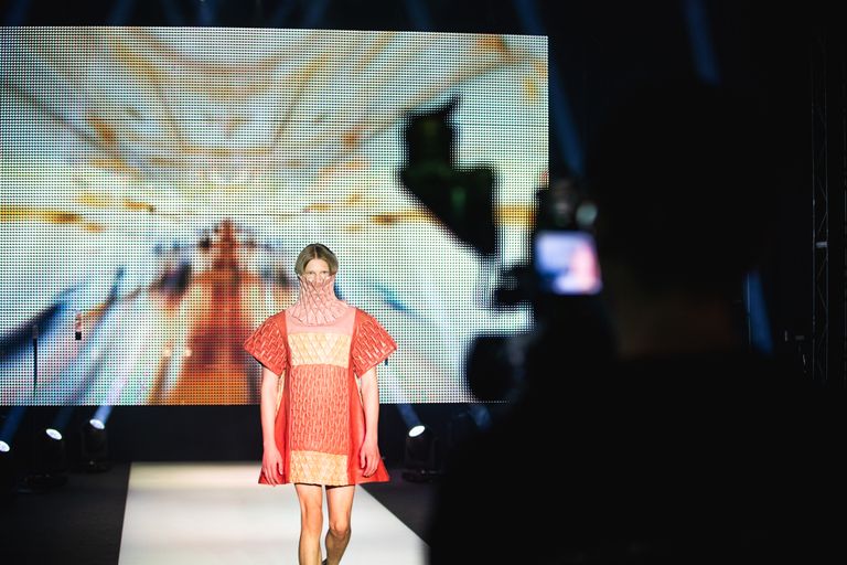 Tallinn Fashion Week 2020 toimub virtuaalselt ja jõuab tasuta igaühe koju! Pildil Katrin Aasmaa kuningapoeg.