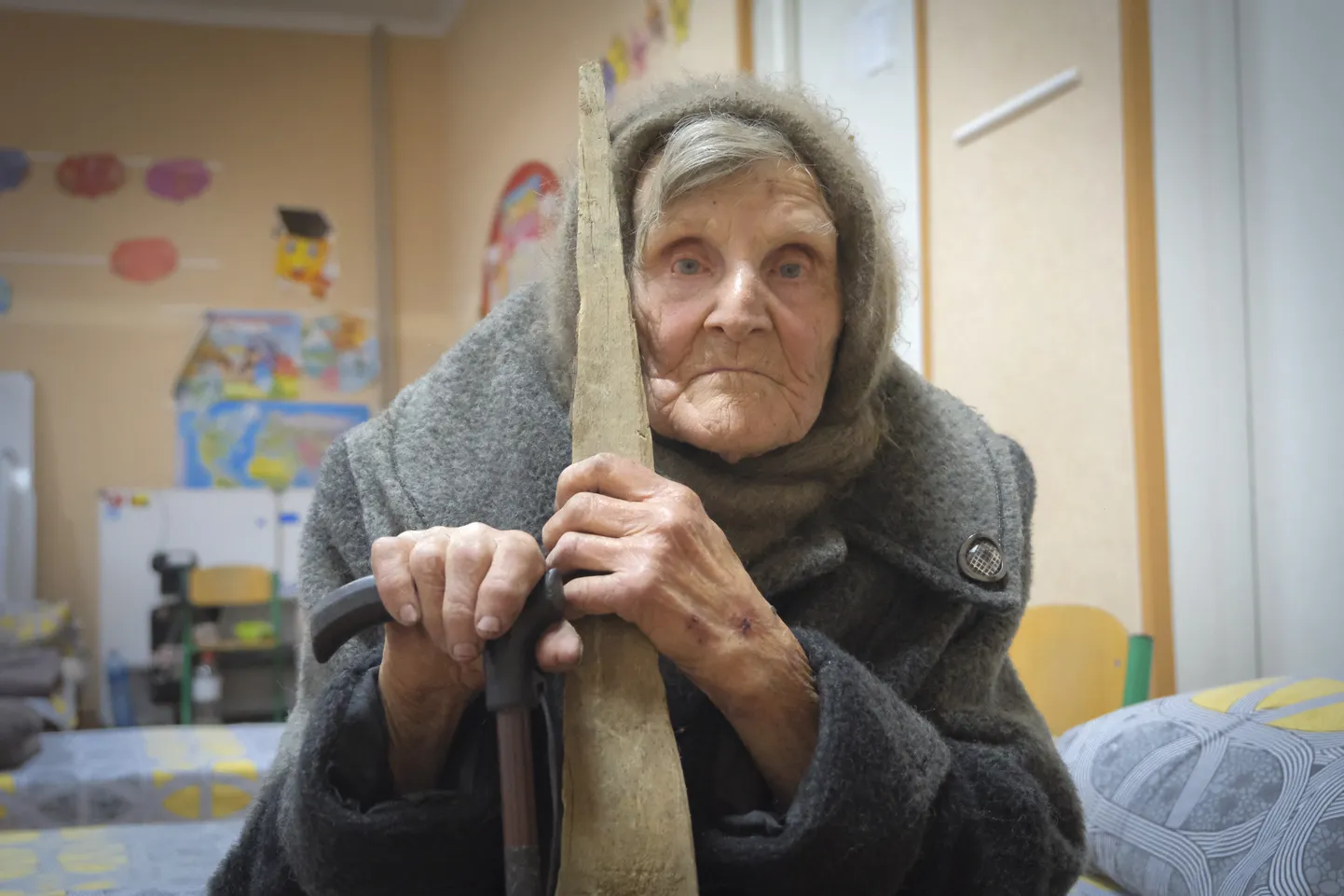 98-aastane ukrainlanna Lidia Lomikovska põgenes Donetski oblastis oma kodukülast Vene vägede eest, käies maha kümme kilomeetrit enne, kui Ukraina politsei ta leidis