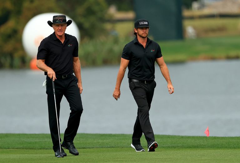 Greg Norman (vasakul) koos poja Greg Norman juunioriga PNC Championshipil Ritz Carlton Golf Clubis 20. detsembril. 