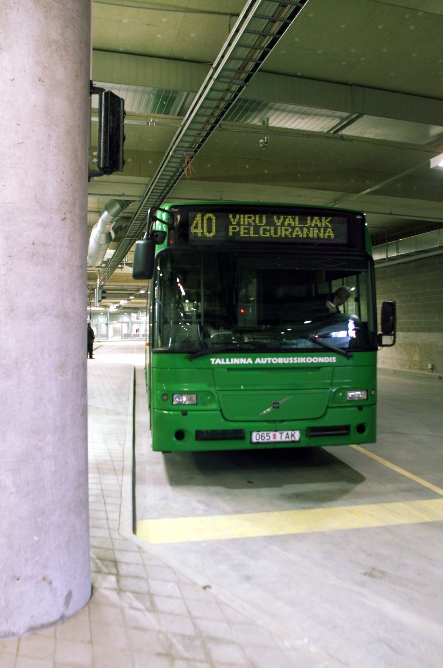 TLMPM05: VIRU KESKUSE BUSSITERMINAL :TALLINN, EESTI 15APR04. 
Viru keskuse uue bussiterminali katsetused möödusid suuremate viperusteta. Pildil bussid terminalis.
kr/Foto KÜLLIKE ROOVÄLI/POSTIMEES