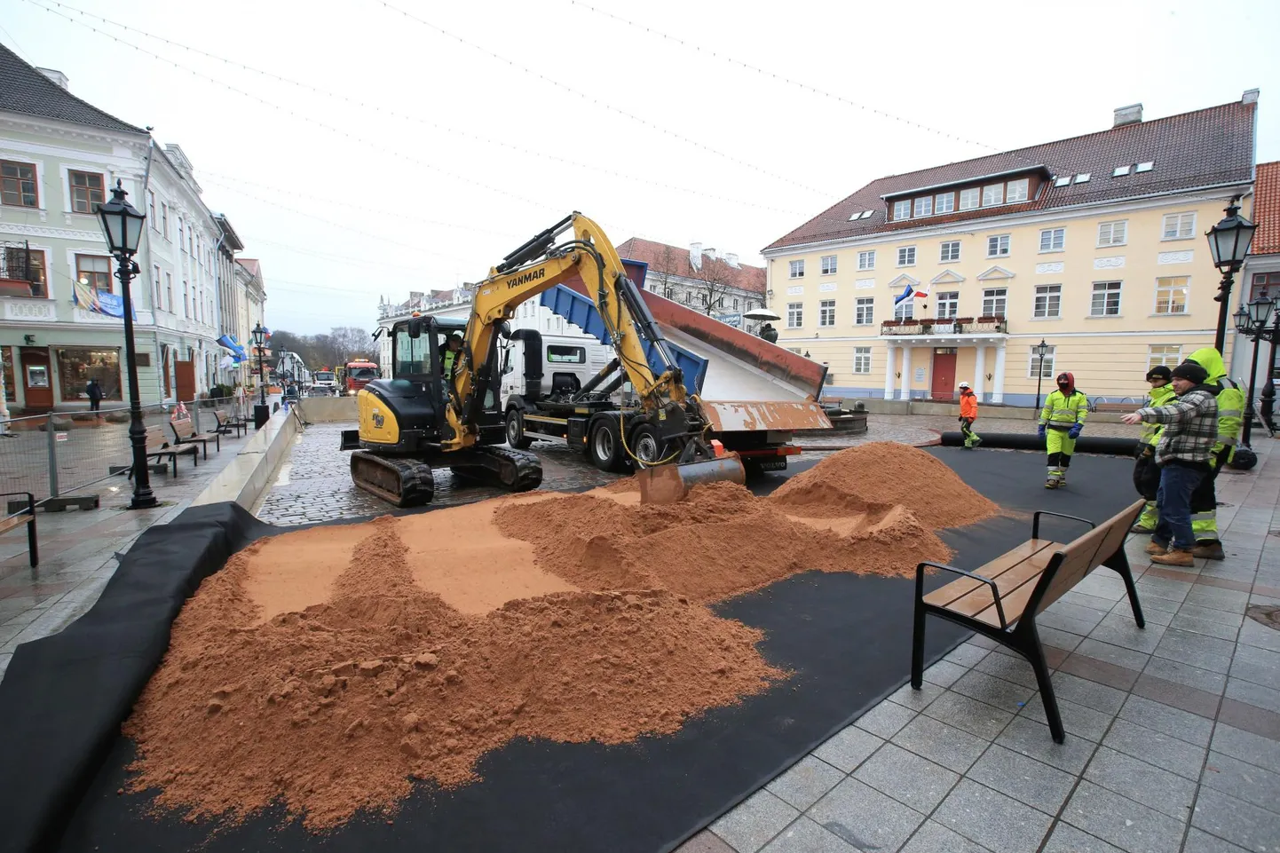 Mullu algas Raekoja platsil uisuväljaku ehitus 10. novembril. Kõigepealt veeti sinna aluseks 800 tonni liiva.